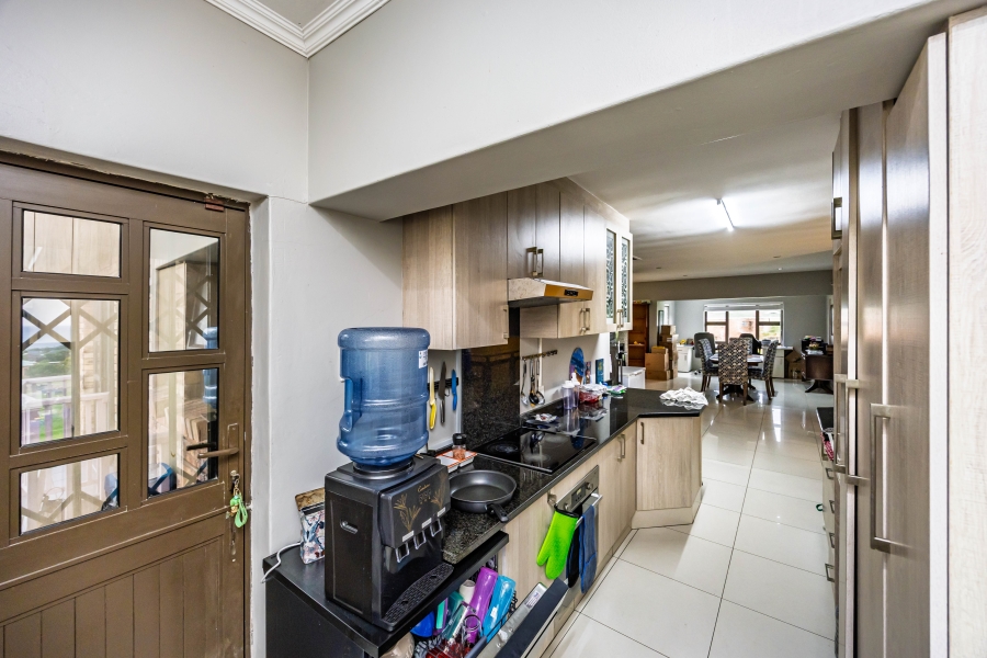 To Let 5 Bedroom Property for Rent in Cove Rock Eastern Cape